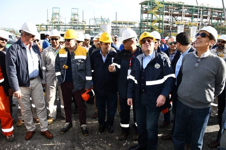 وزير البترول المصري ومرافقوه خلال الجولة وزير البترول المصري خلال زيارته للمحطة البرية بحقل ظهر