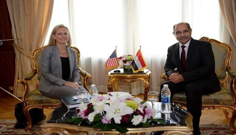 وزير الطيران المدني المصري مع وزيرة الأمن الداخلي الأمريكي