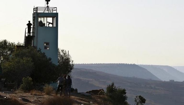 جنود أردنيون في برج مراقبة على الحدود السورية