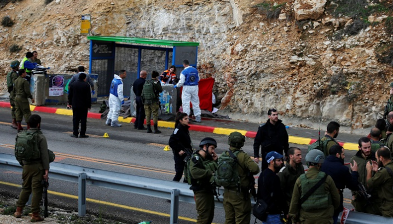 جنود إسرائيليون ومسعفون قرب موقع إطلاق النار برام الله - رويترز