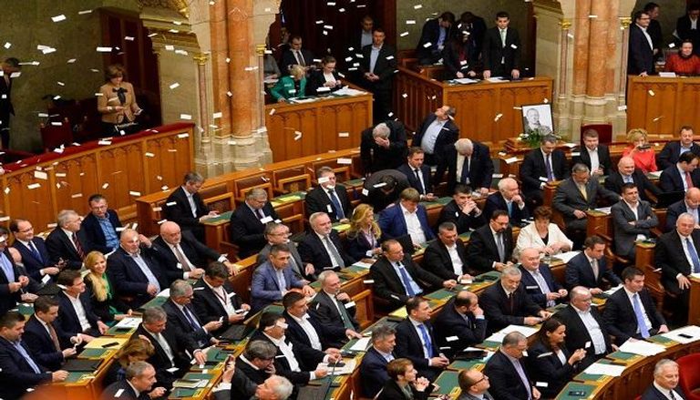 جلسة صاخبة بين الحكومة والمعارضة في البرلمان المجري 