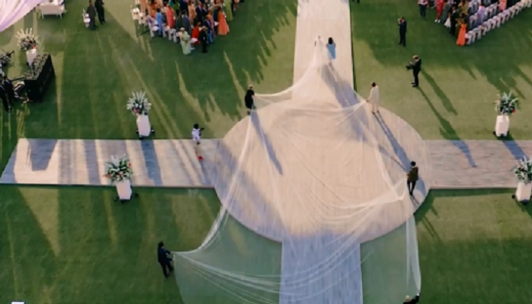 بريانكا تشوبرا ارتدت فستان زفاف أسطوريا