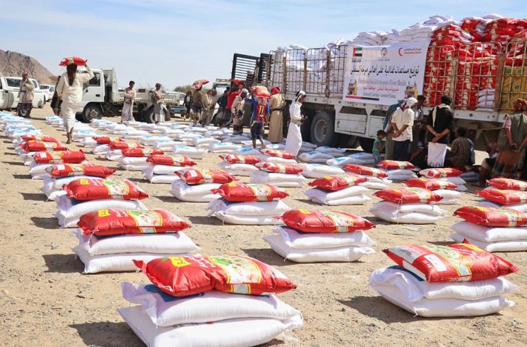 الهلال الأحمر الإماراتي يقدم 63 طن مساعدات لأهالي مرخة السفلى في شبوة