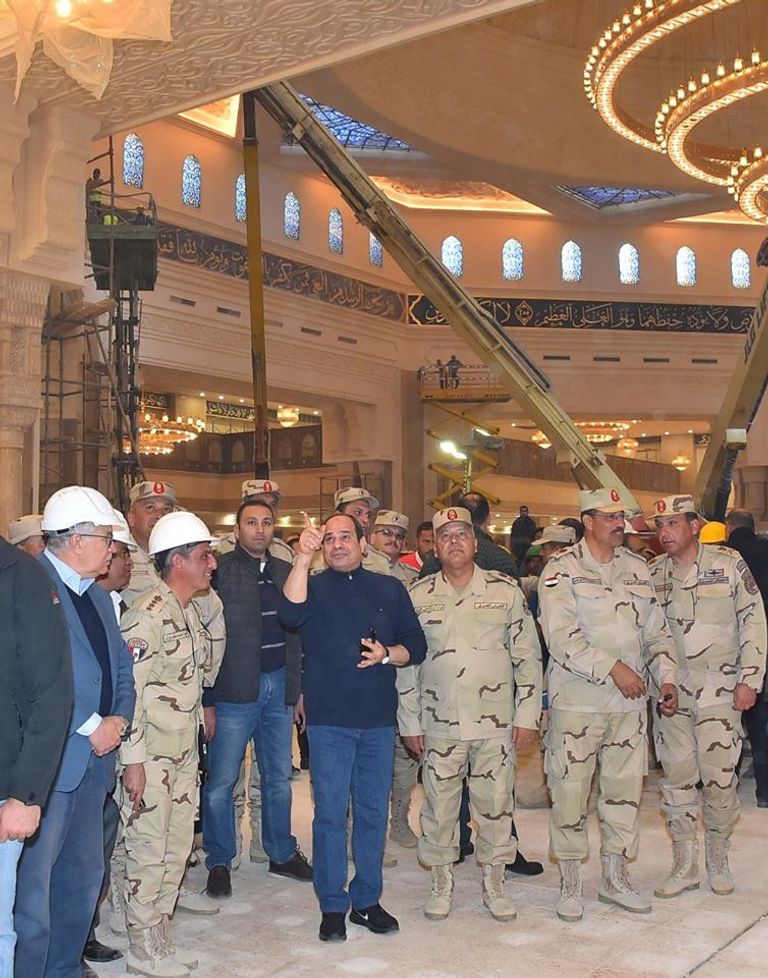 السيسي يتفقد مشروعات العاصمة الإدارية 