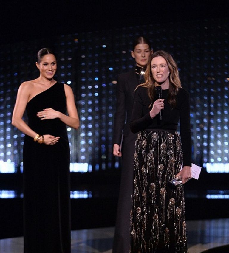 المصممة البريطانية وايت كيلر. تعانق ميجان ماركل