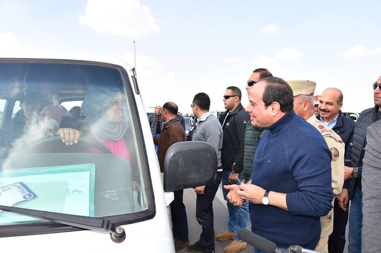 الرئيس السيسي يصافح سيدة تعمل سائقة بالعاصمة الإدارية