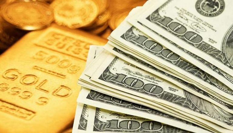 الذهب يتراجع بضغط الدولار