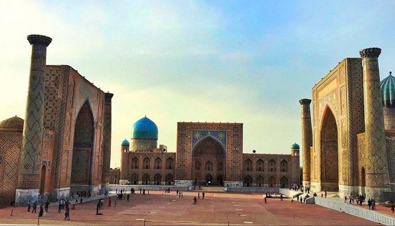 أوزبكستان تقترض 2.3 مليار دولار