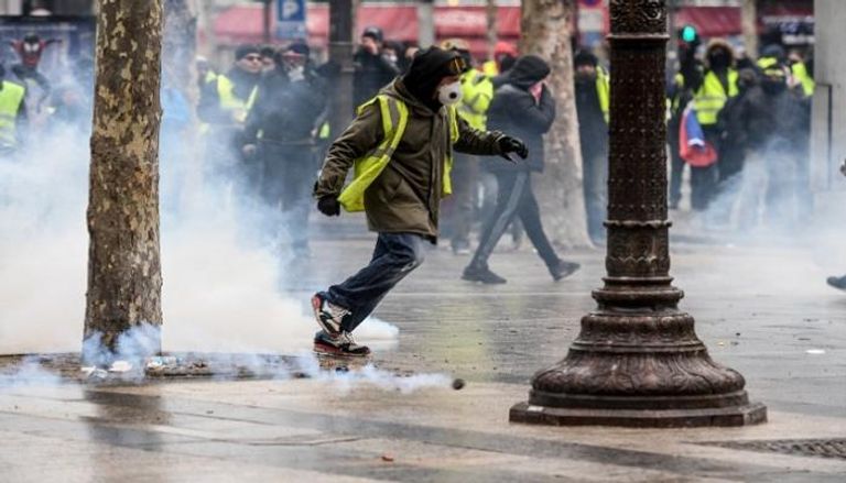 الشرطة الفرنسية تطلق قنابل الغاز المسيل للدموع لتفريق المحتجين - أ.ف.ب
