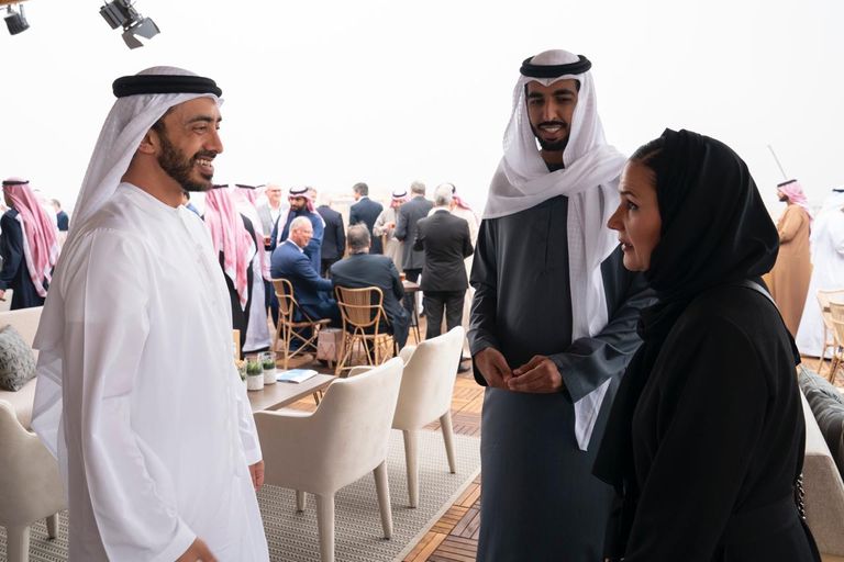 الشيخ عبدالله بن زايد آل نهيان خلال حضوره ختام فورمولا-إي الدرعية 2018 الشيخ محمد بن زايد آل نهيان والأمير محمد بن سلمان بن عبدالعزيز