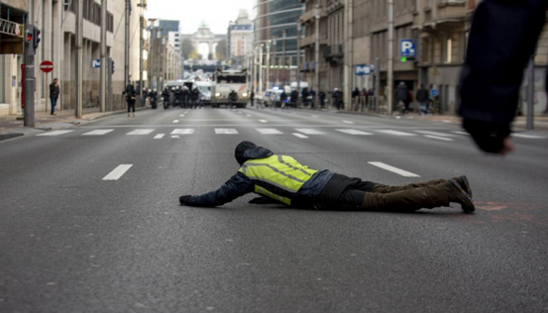 أحد المشاركين في مظاهرات بلجيكا في مواجهة قوات الأمن - أ.ف.ب