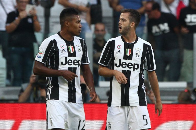 ميراليم بيانيتش وأليكس ساندرو بول بوجبا لاعب وسط مانشستر يونايتد