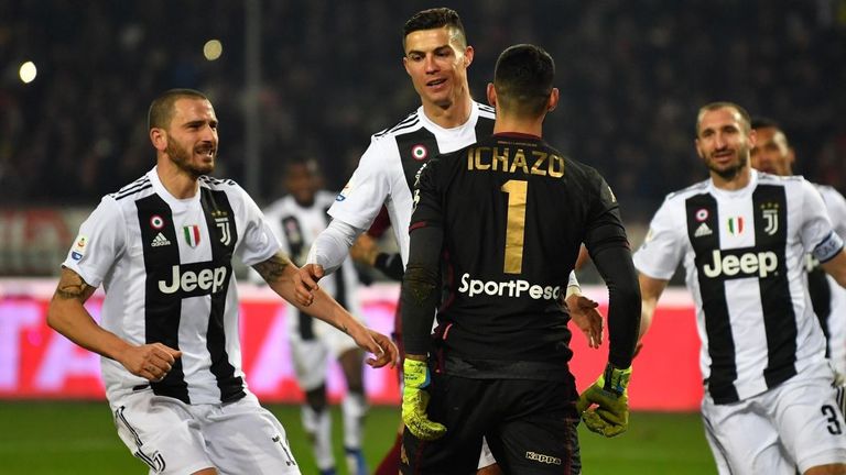 كريستيانو رونالدو يحتفل بهدفه في وجه حارس تورينو ماريو بالوتيلي مهاجم نيس الفرنسي