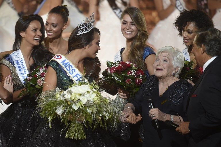 فايمالا شافيس على المسرح قبل انتخابها ملكة جمال فرنسا 2019