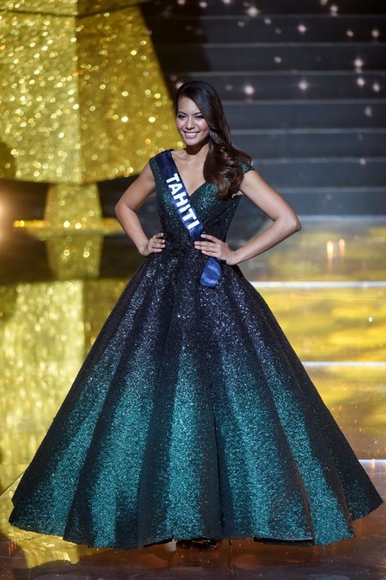 فايمالا شافيس على المسرح قبل انتخابها ملكة جمال فرنسا 2019