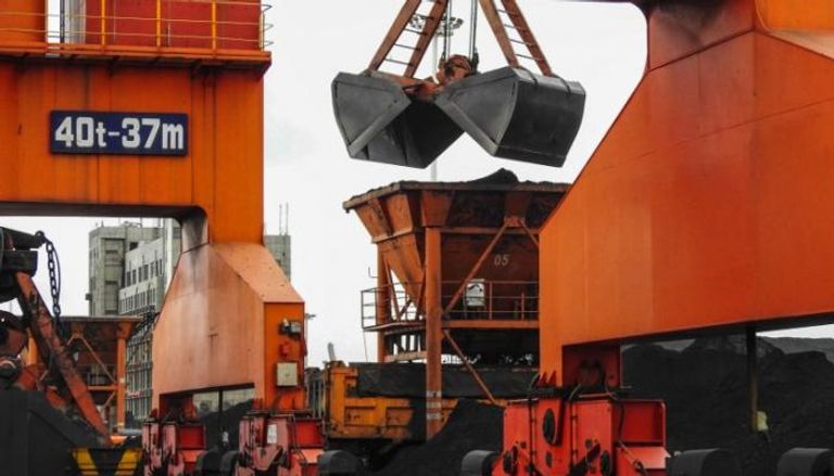 رافعة تنقل الفحم في ميناء بمقاطعة جيانجسو الصينية
