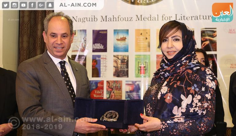 أميمة الخميس تتسلم جائزة نجيب محفوظ للأدب