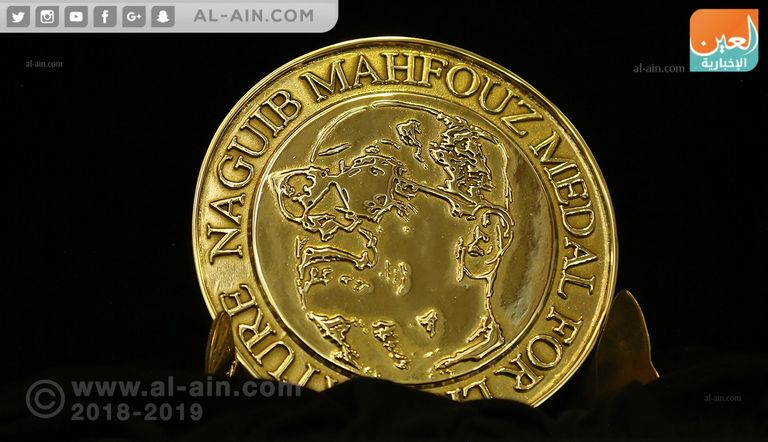 أميمة الخميس تتسلم جائزة نجيب محفوظ للأدب