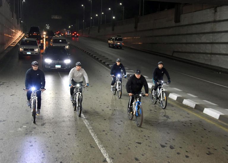 الرئيس المصري عبدالفتاح السيسي خلال جولته بالدراجة