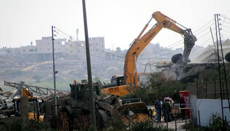 جرافة إسرائيلية تهدم منزلا فلسطينيا بالضفة-أرشيفية