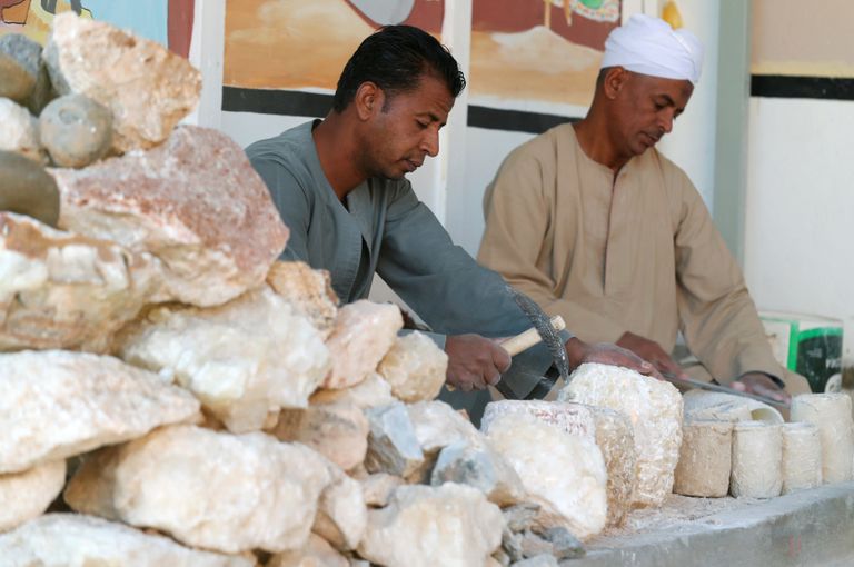 حرفيو صناعة الألباستر يعانون