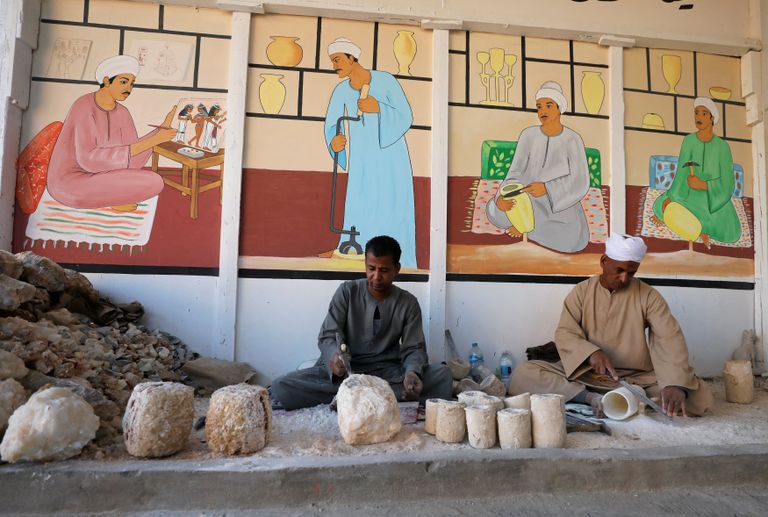 حرفيو صناعة الألباستر يعانون