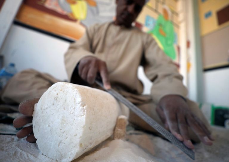 حرفيو صناعة الألباستر يعانون