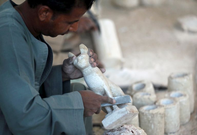 حرفيو صناعة الألباستر يعانون