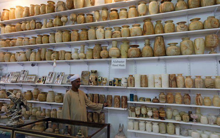 حرفيو صناعة الألباستر يعانون