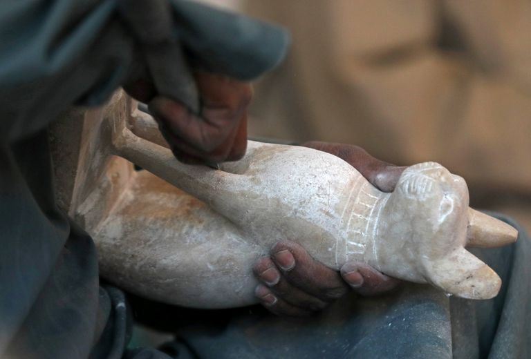 حرفيو صناعة الألباستر يعانون