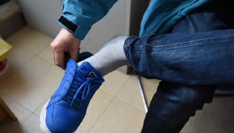 صيني يصاب بعدوى فطرية في الرئة بسبب عادته في استنشاق جواربه