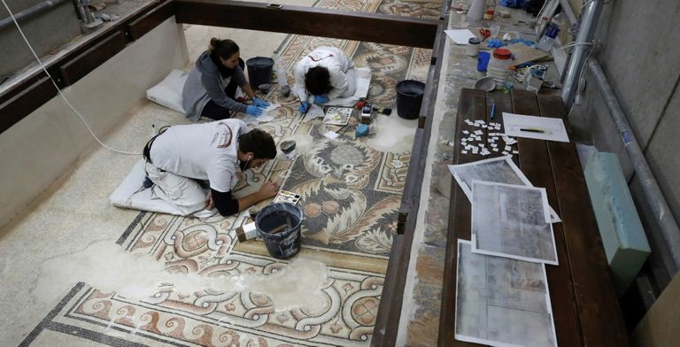 لوحات الفسيفساء بكنيسة المهد تستعيد رونقها