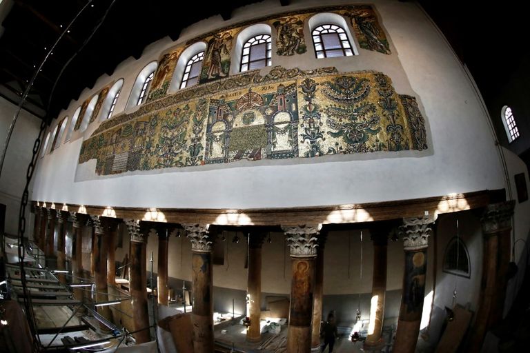 لوحات الفسيفساء بكنيسة المهد تستعيد رونقها