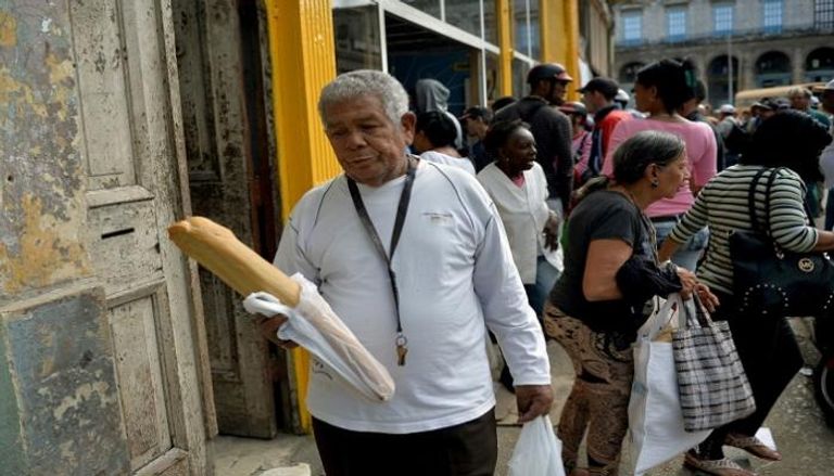 رجل يحمل رغيف خبز في هافانا