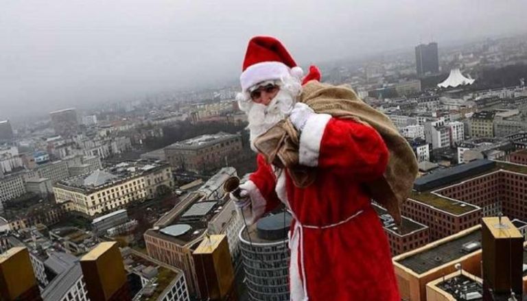 رجل يرتدي زي بابا نويل - صورة أرشيفية
