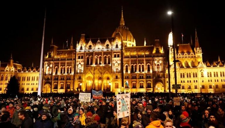 المتظاهرون المجريون ضد قانون العمل الجديد