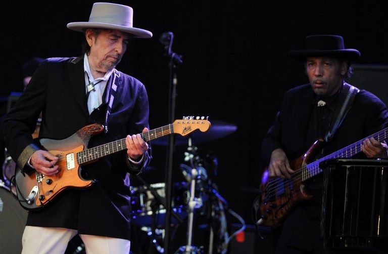 بوب ديلان فنان الفولك الحائز جائزة "نوبل" للآداب