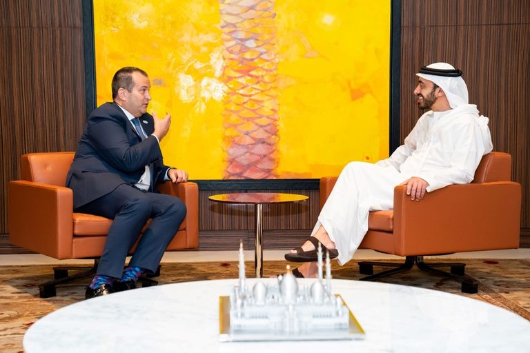 الشيخ عبدالله بن زايد آل نهيان يقلد سفير جمهورية نيوزيلندا الوسام 