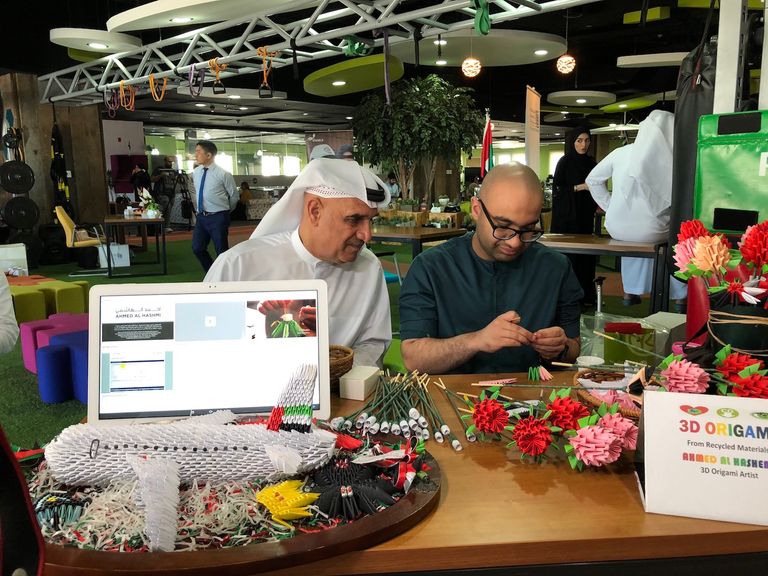 أحمد الهاشمي مع والده وهو يبدع تصاميمه الفنية