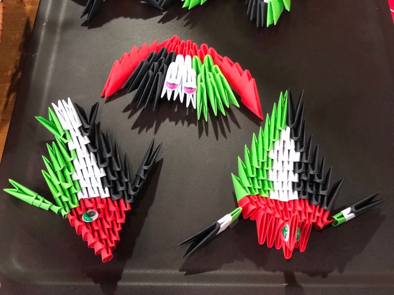 أحمد الهاشمي مع والده وهو يبدع تصاميمه الفنية