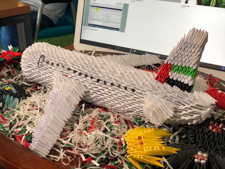 أحمد الهاشمي مع والده وهو يبدع تصاميمه الفنية