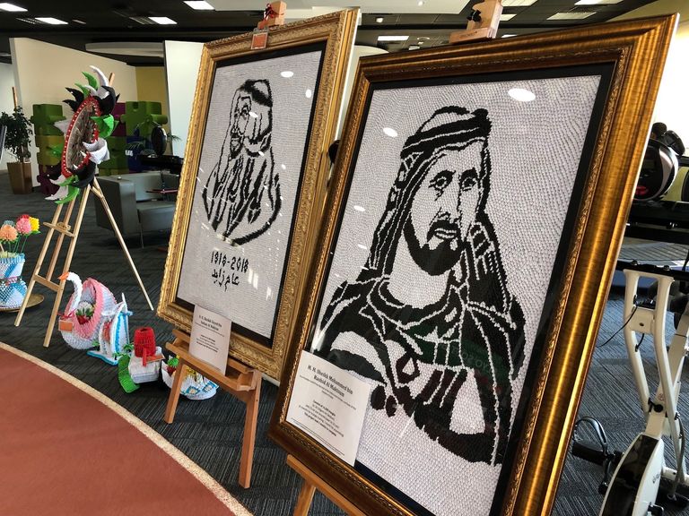 أحمد الهاشمي مع والده وهو يبدع تصاميمه الفنية