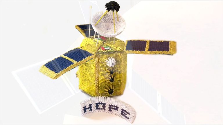 أحمد الهاشمي مع والده وهو يبدع تصاميمه الفنية