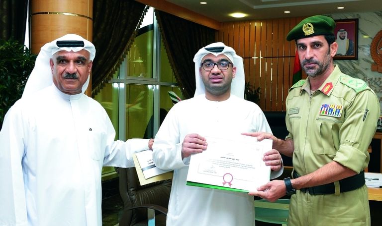 أحمد الهاشمي مع والده وهو يبدع تصاميمه الفنية