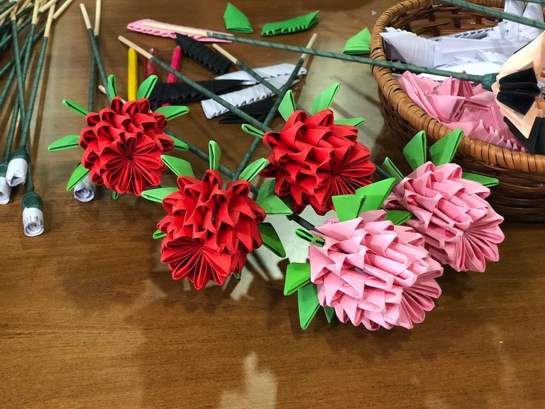 أحمد الهاشمي مع والده وهو يبدع تصاميمه الفنية