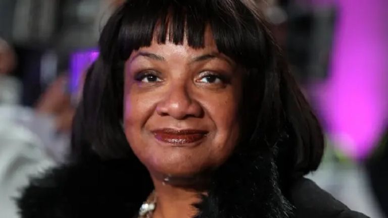 النائبة ديان أبوت تلقت أكبر عدد من الإساءات بين نساء بريطانيا "تويتر" تسعى لتقليل الإساءات وحماية حرية التعبير