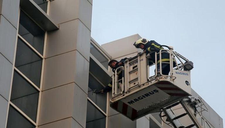 رجل إطفاء يكسر نافذة زجاجية لمستشفى في مومباي بعد اندلاع حريق