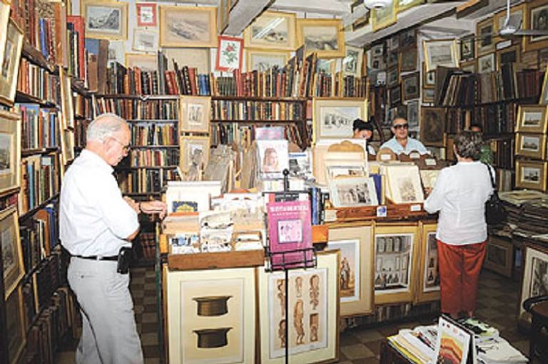 الفنان الراحل حسن كامي في مكتبة المستشرق - أرشيفية