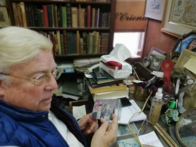 الفنان الراحل حسن كامي في مكتبة المستشرق - أرشيفية