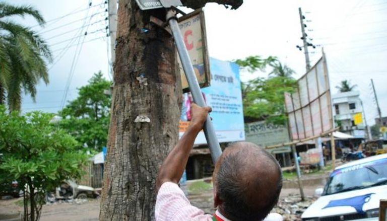 البنغالي وحيد سردار ينقذ الأشجار ويقتلع المسامير منها